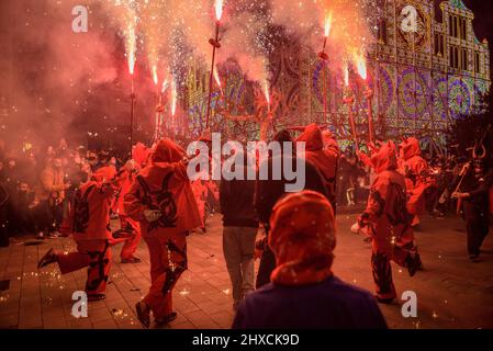 Die Valls Devils in der Prozession des Valls Decennial Festival 2022, zu Ehren der Jungfrau der Candlemas in Valls, Tarragona, Katalonien, Spanien Stockfoto