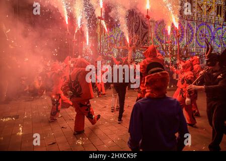 Die Valls Devils in der Prozession des Valls Decennial Festival 2022, zu Ehren der Jungfrau der Candlemas in Valls, Tarragona, Katalonien, Spanien Stockfoto
