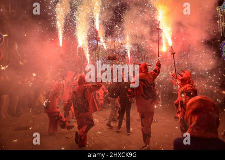 Die Valls Devils in der Prozession des Valls Decennial Festival 2022, zu Ehren der Jungfrau der Candlemas in Valls, Tarragona, Katalonien, Spanien Stockfoto