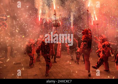 Die Valls Devils in der Prozession des Valls Decennial Festival 2022, zu Ehren der Jungfrau der Candlemas in Valls, Tarragona, Katalonien, Spanien Stockfoto