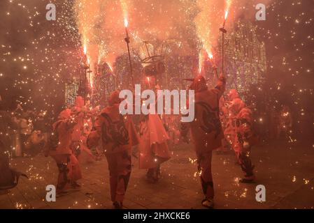 Die Valls Devils in der Prozession des Valls Decennial Festival 2022, zu Ehren der Jungfrau der Candlemas in Valls, Tarragona, Katalonien, Spanien Stockfoto