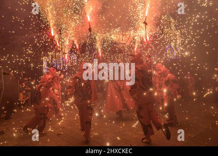Die Valls Devils in der Prozession des Valls Decennial Festival 2022, zu Ehren der Jungfrau der Candlemas in Valls, Tarragona, Katalonien, Spanien Stockfoto