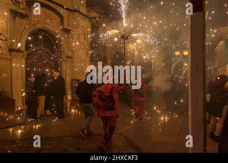 Die Valls Devils in der Prozession des Valls Decennial Festival 2022, zu Ehren der Jungfrau der Candlemas in Valls, Tarragona, Katalonien, Spanien Stockfoto