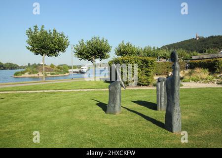 Skulpturen im Hafenpark in Bingen und der Rochuskapelle auf dem Rochusberg, Rheinland-Pfalz Stockfoto