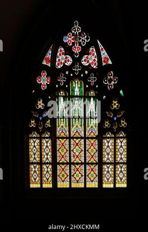 Buntglasfenster der Katharinenkirche in Oppenheim, Rheinland-Pfalz, Deutschland Stockfoto