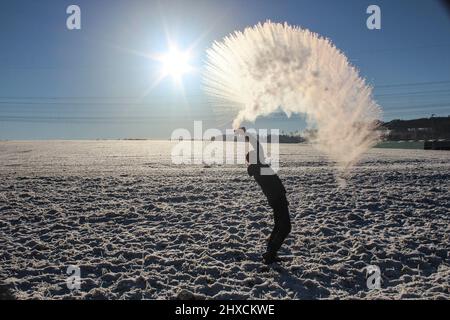 Mpemba-Effekt, wird kochendes Wasser bei Temperaturen unter Null in die Luft geschleudert Stockfoto