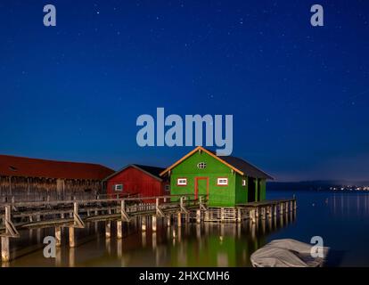 Bunte Bootshäuser bei Nacht, Schondorf, Ammersee, Fünfseenland, Oberbayern, Bayern, Deutschland, Europa Stockfoto