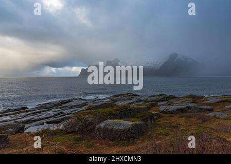 Herbsteindrücke von der norwegischen Insel Senja über dem Polarkreis, dem Gebiet um Mefjordvaer im Norden der Insel, Stockfoto