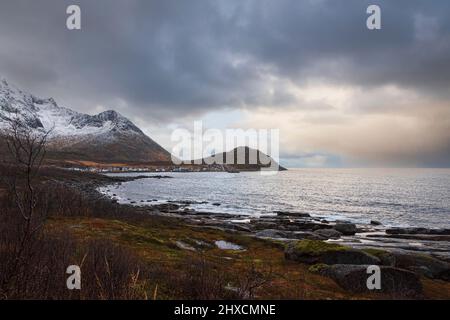 Herbsteindrücke von der norwegischen Insel Senja über dem Polarkreis, dem Gebiet um Mefjordvaer im Norden der Insel, Stockfoto