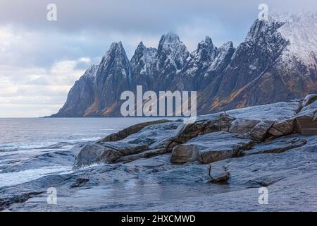 Herbstimpressionen von der norwegischen Insel Senja über dem Polarkreis, Skandinavien und Norwegen pur, Blick auf die Bergkette Okshornan oder Teufelszähne, Ersfjord, Aussichtspunkt Tungeneset, Stockfoto