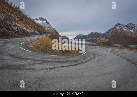 Herbsteindrücke von der norwegischen Insel Senja über dem Polarkreis, Skandinavien und Norwegen pur, nahe Gryllefjord, Serpentinenstraße, Stockfoto