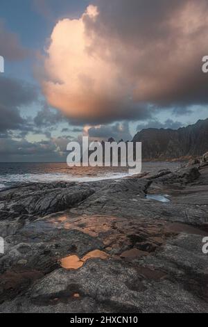 Herbstimpressionen von der norwegischen Insel Senja über dem Polarkreis, Skandinavien und Norwegen pur, Blick auf die Bergkette Okshornan oder Teufelszähne, Ersfjord, Aussichtspunkt Tungeneset, Stockfoto