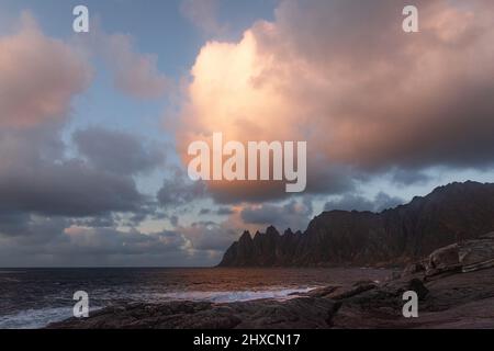 Herbstimpressionen von der norwegischen Insel Senja über dem Polarkreis, Skandinavien und Norwegen pur, Blick auf die Bergkette Okshornan oder Teufelszähne, Ersfjord, Aussichtspunkt Tungeneset, Stockfoto