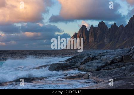 Herbstimpressionen von der norwegischen Insel Senja über dem Polarkreis, Skandinavien und Norwegen pur, Blick auf die Bergkette Okshornan oder Teufelszähne, Ersfjord, Aussichtspunkt Tungeneset, Abendglühen, Stockfoto