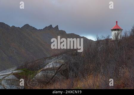 Herbsteindrücke von der norwegischen Insel Senja über dem Polarkreis, Skandinavien und Norwegen pur, Leuchtturm bei Tungeneset, Stockfoto