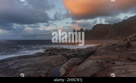 Herbstimpressionen von der norwegischen Insel Senja über dem Polarkreis, Skandinavien und Norwegen pur, Blick auf die Bergkette Okshornan oder Teufelszähne, Ersfjord, Aussichtspunkt Tungeneset, Stockfoto