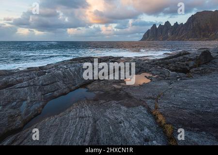 Herbstimpressionen von der norwegischen Insel Senja über dem Polarkreis, Skandinavien und Norwegen pur, Blick auf die Bergkette Okshornan oder Teufelszähne, Ersfjord, Aussichtspunkt Tungeneset, Stockfoto