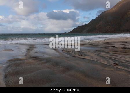 Herbstimpressionen von der norwegischen Insel Senja über dem Polarkreis, Skandinavien und Norwegen reiner Sandstrand bei Bovaer - Bovaer (Skaland) im Nordwesten der Insel, wo die Straße endet, Wasserstrukturen im Sand, Stockfoto