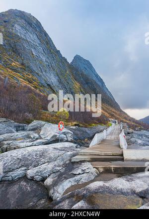 Herbsteindrücke von der norwegischen Insel Senja über dem Polarkreis, Skandinavien und Norwegen reiner, hölzerner Steg bei Tungeneset, Stockfoto