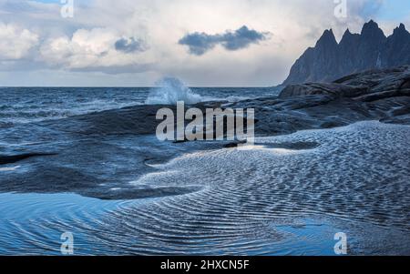 Herbstimpressionen von der norwegischen Insel Senja über dem Polarkreis, Skandinavien und Norwegen pur, Blick auf die Bergkette Okshornan oder Teufelszähne, Ersfjord, Aussichtspunkt Tungeneset, Wasser und Spray im Vordergrund, Stockfoto