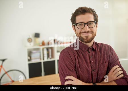 Meine Berufung, meine Vision. Porträt eines selbstbewussten jungen Unternehmers, der in seinem Büro steht. Stockfoto