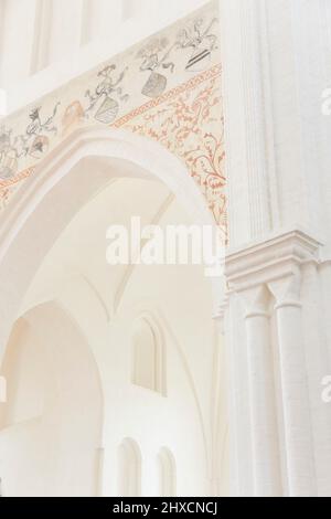 Europa, Dänemark, Hadersleben. Innenraum der St. Mary's Church, auch Hadersleben Kathedrale (Dänisch: Haderslev Domkirke), mit Fresken. Stockfoto