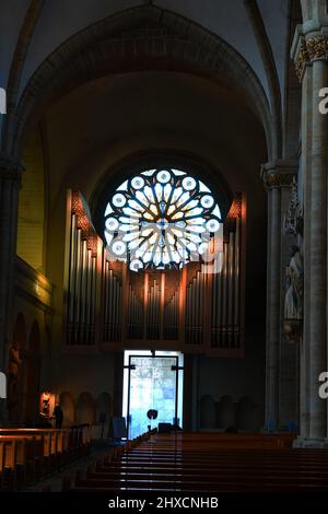 Osnabrück, Deutschland - März 8 2022 Eingangstür und Orgel im Petersdom in Osnabrück. Über der Orgel ist ein schönes Rosenfenster Stockfoto