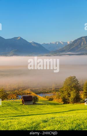 Nebel über dem Murnauer Moos mit Blick auf die bayerischen Alpen, Murnau, Oberbayern, Deutschland Stockfoto