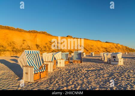 Strandliegen vor der Roten Klippe bei Kampen, Insel Sylt, Schleswig-Holstein, Deutschland Stockfoto