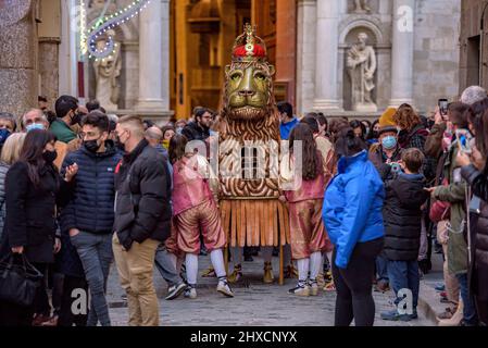 Der Valls Lion in der Prozession des 2022 (2021+1) Valls Decennial Festival, zu Ehren der Jungfrau der Candlemas in Valls (Tarragona, Spanien) Stockfoto