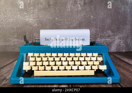 Motivierendes und inspirierendes Zitat, das auf einer alten Schreibmaschine geschrieben wurde Stockfoto