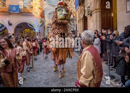 Der Valls Lion in der Prozession des 2022 (2021+1) Valls Decennial Festival, zu Ehren der Jungfrau der Candlemas in Valls (Tarragona, Spanien) Stockfoto