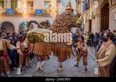 Der Valls Lion in der Prozession des 2022 (2021+1) Valls Decennial Festival, zu Ehren der Jungfrau der Candlemas in Valls (Tarragona, Spanien) Stockfoto