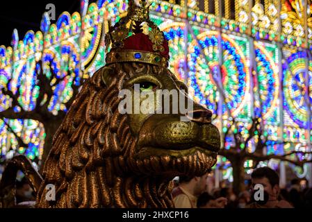 Der Valls Lion in der Prozession des 2022 (2021+1) Valls Decennial Festival, zu Ehren der Jungfrau der Candlemas in Valls (Tarragona, Spanien) Stockfoto