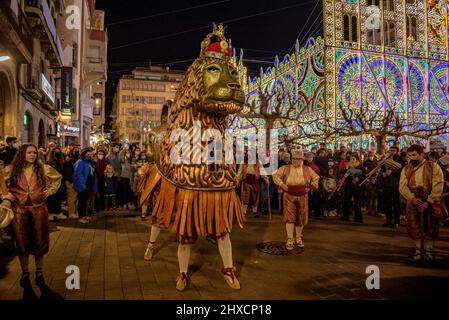 Der Valls Lion in der Prozession des 2022 (2021+1) Valls Decennial Festival, zu Ehren der Jungfrau der Candlemas in Valls (Tarragona, Spanien) Stockfoto