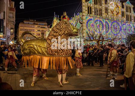 Der Valls Lion in der Prozession des 2022 (2021+1) Valls Decennial Festival, zu Ehren der Jungfrau der Candlemas in Valls (Tarragona, Spanien) Stockfoto