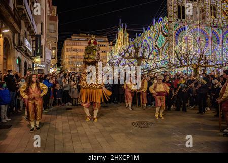 Der Valls Lion in der Prozession des 2022 (2021+1) Valls Decennial Festival, zu Ehren der Jungfrau der Candlemas in Valls (Tarragona, Spanien) Stockfoto