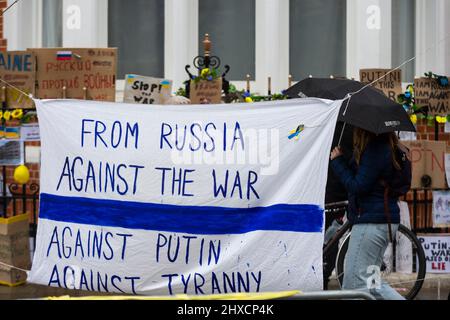 London, Großbritannien. 11. März 2022. Gegenüber der russischen Botschaft in der Nähe des Notting Hill Gate hängt ein Anti-Vladmir-Putin-Schild. Russlands Invasion in der Ukraine ist in seinen 16. Tagen. Kredit: Stephen Chung / Alamy Live Nachrichten Stockfoto