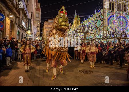 Der Valls Lion in der Prozession des 2022 (2021+1) Valls Decennial Festival, zu Ehren der Jungfrau der Candlemas in Valls (Tarragona, Spanien) Stockfoto