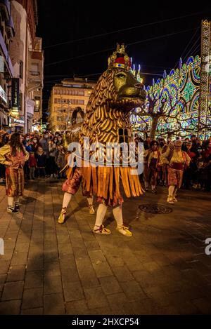 Der Valls Lion in der Prozession des 2022 (2021+1) Valls Decennial Festival, zu Ehren der Jungfrau der Candlemas in Valls (Tarragona, Spanien) Stockfoto