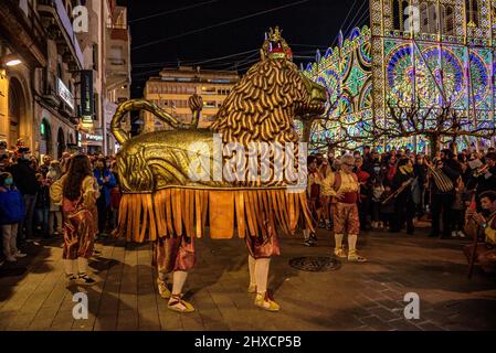 Der Valls Lion in der Prozession des 2022 (2021+1) Valls Decennial Festival, zu Ehren der Jungfrau der Candlemas in Valls (Tarragona, Spanien) Stockfoto