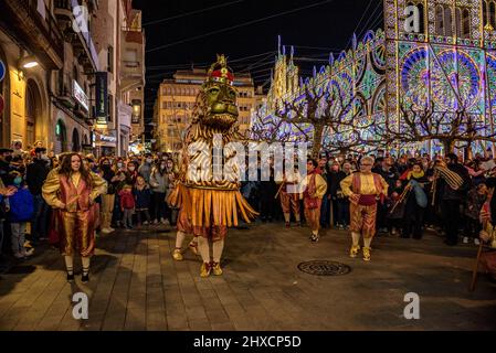 Der Valls Lion in der Prozession des 2022 (2021+1) Valls Decennial Festival, zu Ehren der Jungfrau der Candlemas in Valls (Tarragona, Spanien) Stockfoto