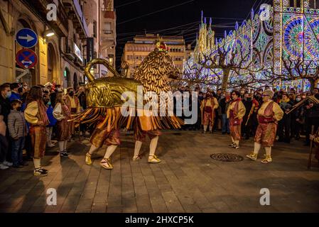 Der Valls Lion in der Prozession des 2022 (2021+1) Valls Decennial Festival, zu Ehren der Jungfrau der Candlemas in Valls (Tarragona, Spanien) Stockfoto