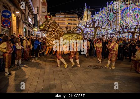 Der Valls Lion in der Prozession des 2022 (2021+1) Valls Decennial Festival, zu Ehren der Jungfrau der Candlemas in Valls (Tarragona, Spanien) Stockfoto