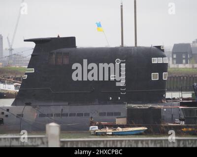 Rochester, Kent, Großbritannien. 11. März 2022. Die russische U-475 Black Widow - ein U-Boot der sowjetischen Marine aus der Zeit des Kalten Krieges auf der Medway in Rochester - wurde heute Nachmittag mit einer ukrainischen Flagge gesehen. Kredit: James Bell/Alamy Live Nachrichten Stockfoto