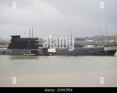 Rochester, Kent, Großbritannien. 11. März 2022. Die russische U-475 Black Widow - ein U-Boot der sowjetischen Marine aus der Zeit des Kalten Krieges auf der Medway in Rochester - wurde heute Nachmittag mit einer ukrainischen Flagge gesehen. Kredit: James Bell/Alamy Live Nachrichten Stockfoto