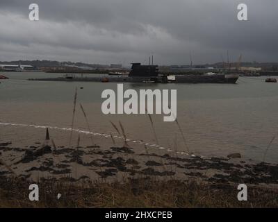 Rochester, Kent, Großbritannien. 11. März 2022. Die russische U-475 Black Widow - ein U-Boot der sowjetischen Marine aus der Zeit des Kalten Krieges auf der Medway in Rochester - wurde heute Nachmittag mit einer ukrainischen Flagge gesehen. Kredit: James Bell/Alamy Live Nachrichten Stockfoto