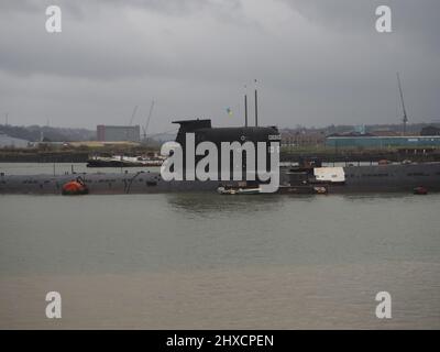 Rochester, Kent, Großbritannien. 11. März 2022. Die russische U-475 Black Widow - ein U-Boot der sowjetischen Marine aus der Zeit des Kalten Krieges auf der Medway in Rochester - wurde heute Nachmittag mit einer ukrainischen Flagge gesehen. Kredit: James Bell/Alamy Live Nachrichten Stockfoto