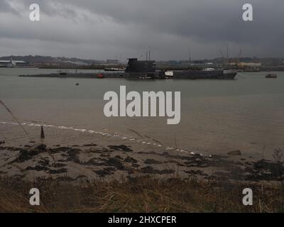 Rochester, Kent, Großbritannien. 11. März 2022. Die russische U-475 Black Widow - ein U-Boot der sowjetischen Marine aus der Zeit des Kalten Krieges auf der Medway in Rochester - wurde heute Nachmittag mit einer ukrainischen Flagge gesehen. Kredit: James Bell/Alamy Live Nachrichten Stockfoto