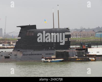 Rochester, Kent, Großbritannien. 11. März 2022. Die russische U-475 Black Widow - ein U-Boot der sowjetischen Marine aus der Zeit des Kalten Krieges auf der Medway in Rochester - wurde heute Nachmittag mit einer ukrainischen Flagge gesehen. Kredit: James Bell/Alamy Live Nachrichten Stockfoto